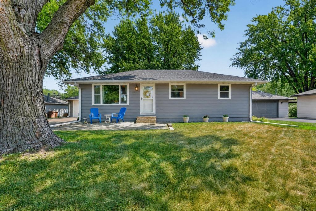 1257 Guthrie Avenue N, Oakdale, MN 55128