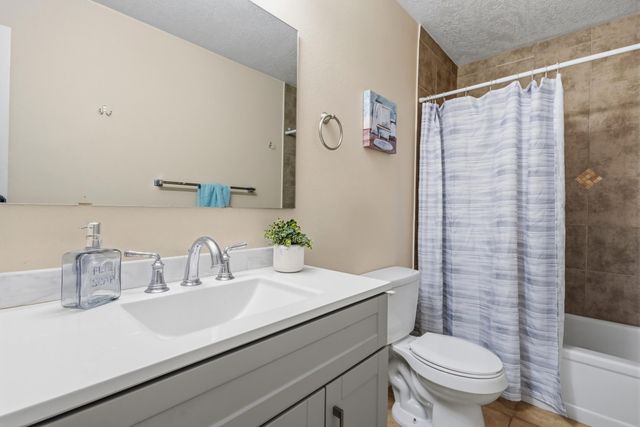 1136 Pinon Court SE, Los Lunas, NM 87031