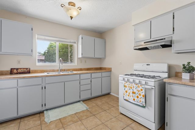 1136 Pinon Court SE, Los Lunas, NM 87031