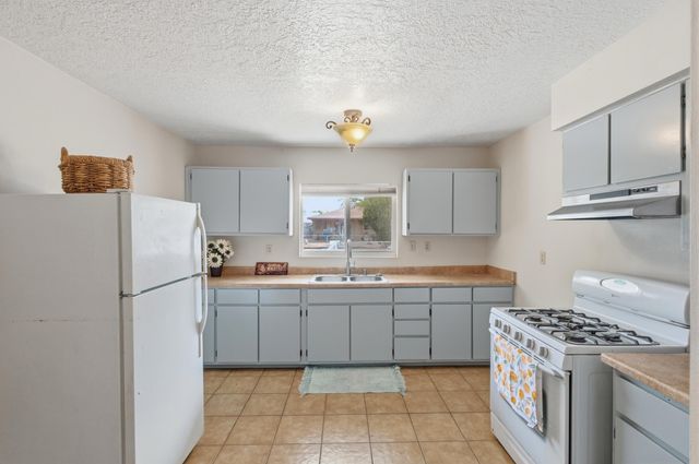1136 Pinon Court SE, Los Lunas, NM 87031