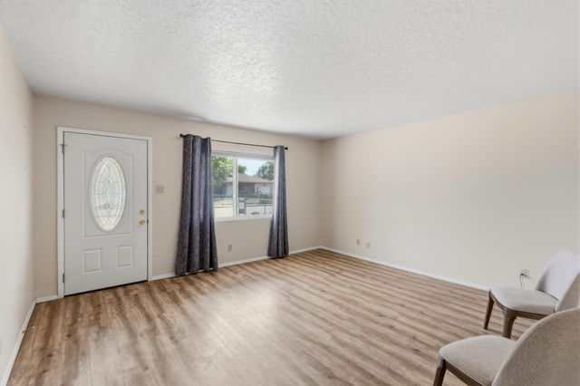 1136 Pinon Court SE, Los Lunas, NM 87031