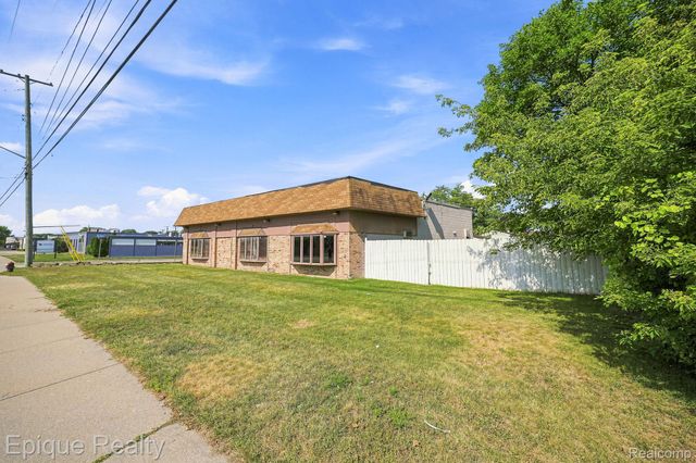31703 Jefferson Avenue, St. Clair Shores, MI 48082