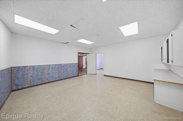 31703 Jefferson Avenue, St. Clair Shores, MI 48082