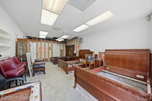 31703 Jefferson Avenue, St. Clair Shores, MI 48082
