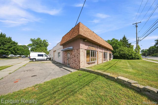 31703 Jefferson Avenue, St. Clair Shores, MI 48082
