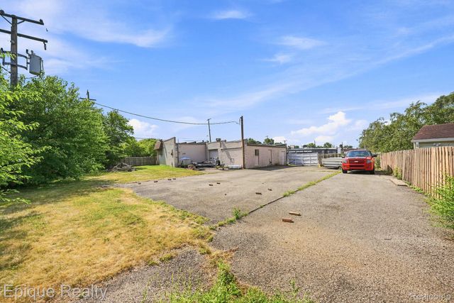 31703 Jefferson Avenue, St. Clair Shores, MI 48082