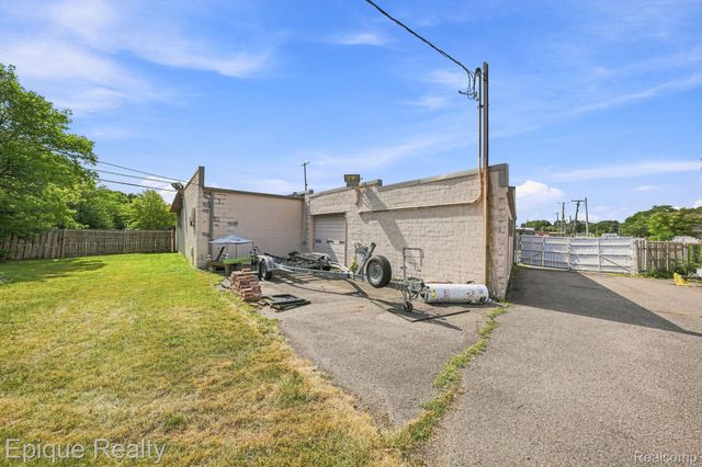 31703 Jefferson Avenue, St. Clair Shores, MI 48082