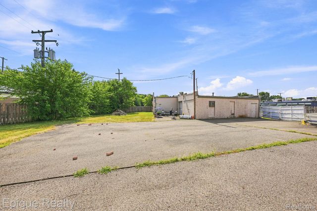 31703 Jefferson Avenue, St. Clair Shores, MI 48082