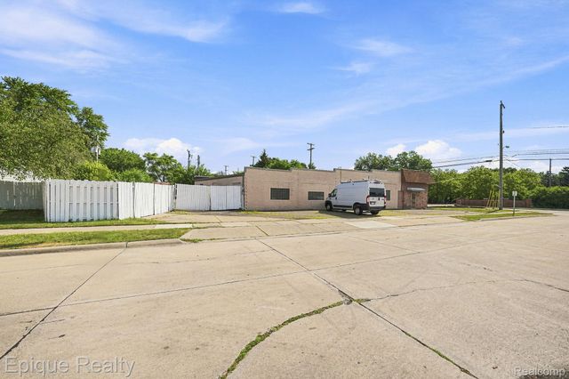 31703 Jefferson Avenue, St. Clair Shores, MI 48082