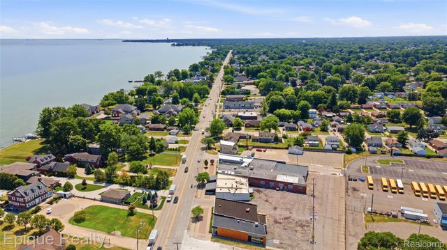 31703 Jefferson Avenue, St. Clair Shores, MI 48082