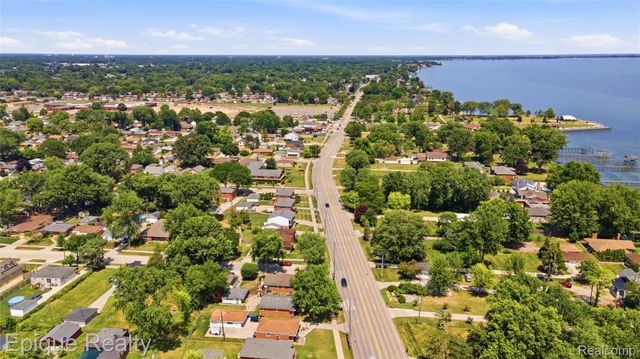 31703 Jefferson Avenue, St. Clair Shores, MI 48082