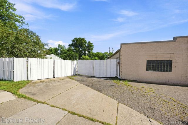 31703 Jefferson Avenue, St. Clair Shores, MI 48082