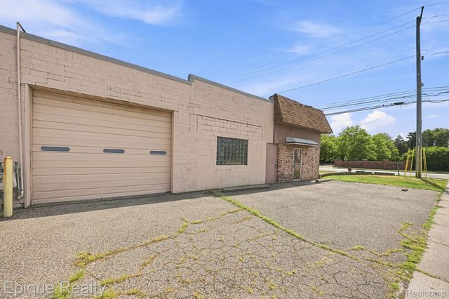 31703 Jefferson Avenue, St. Clair Shores, MI 48082