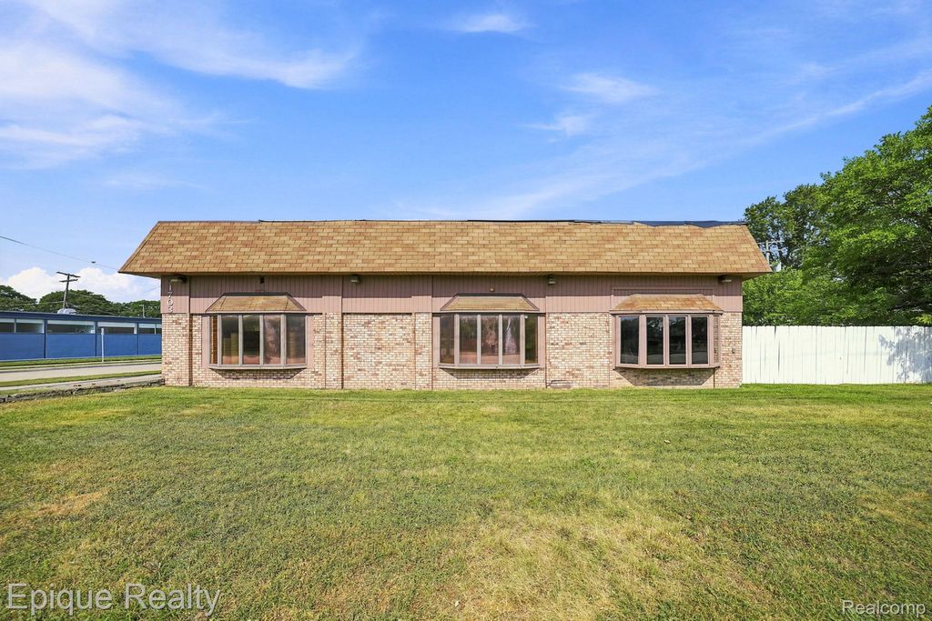 31703 Jefferson Avenue, St. Clair Shores, MI 48082