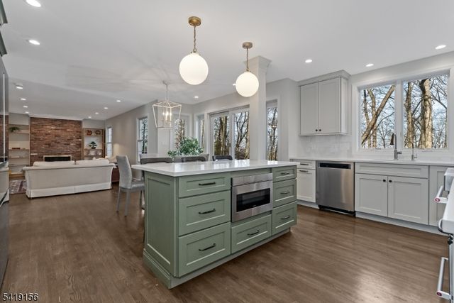 56 Countrywood Dr, Hanover Twp., NJ 07950