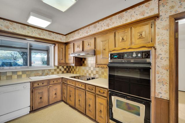 1105 Greenbriar Lane, Arlington, TX 76013