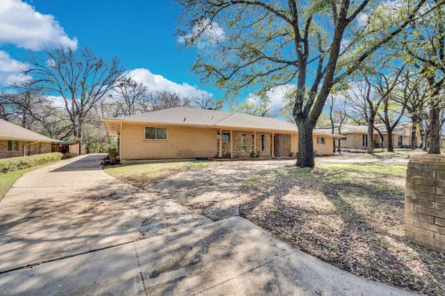 1105 Greenbriar Lane, Arlington, TX 76013