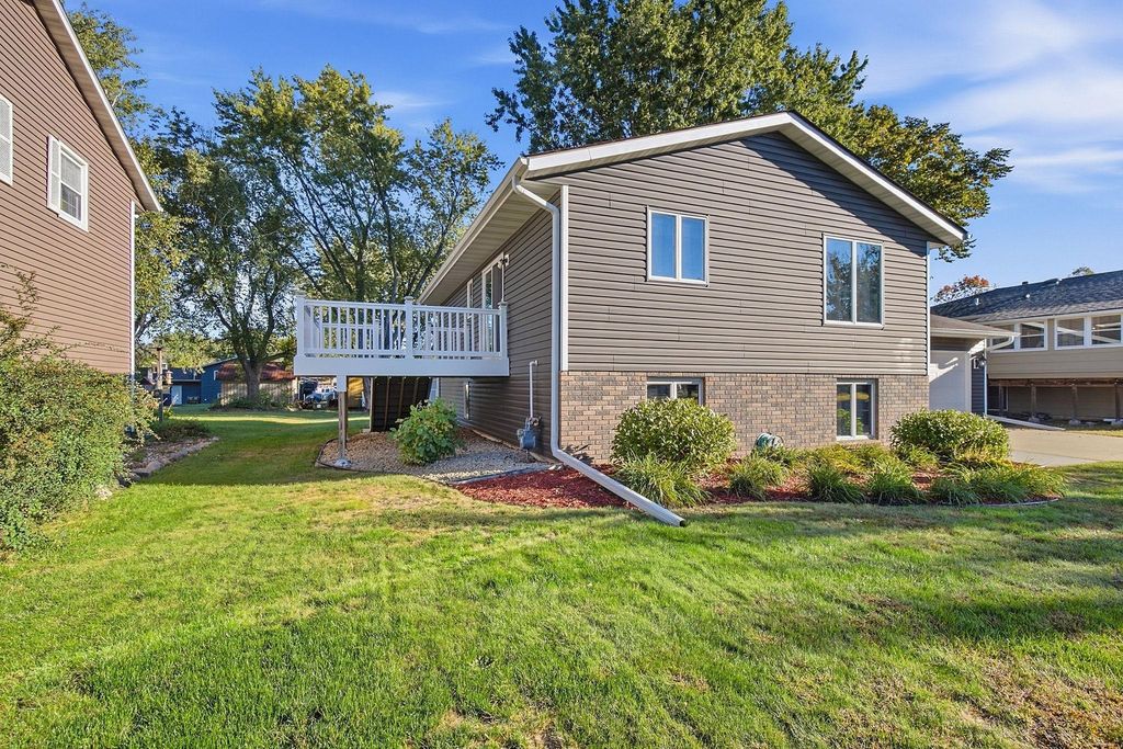 1004 W Prairie Street, Belle Plaine, MN 56011 — exterior