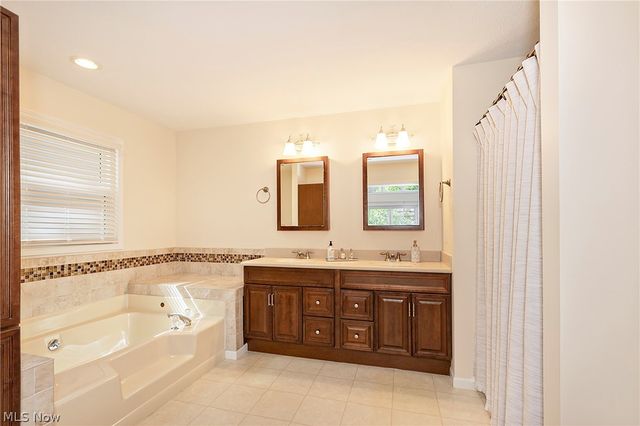5766 Green Circle, Willoughby, OH 44094