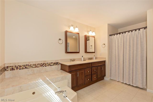 5766 Green Circle, Willoughby, OH 44094