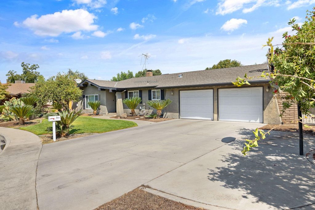 789 E Millwood Drive, Dinuba, CA 93618
