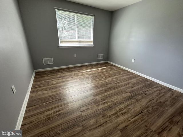 26 CORNWALL DR, Newark, DE 19711