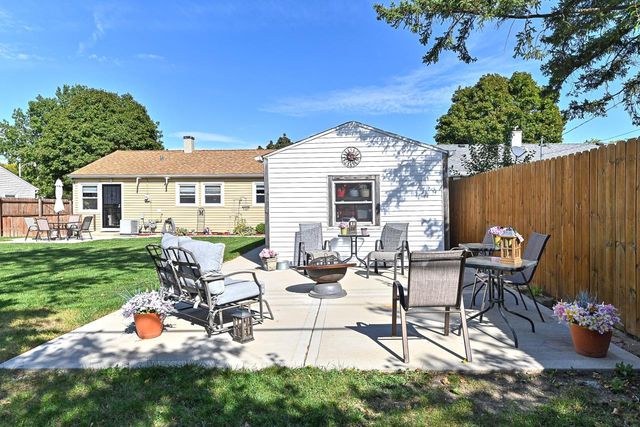 6829 W Kinnickinnic River PARKWAY, Milwaukee, WI 53219