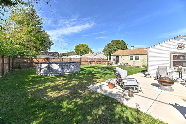 6829 W Kinnickinnic River PARKWAY, Milwaukee, WI 53219