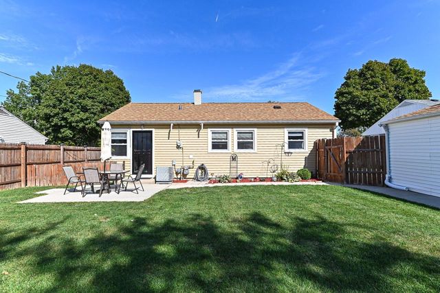 6829 W Kinnickinnic River PARKWAY, Milwaukee, WI 53219