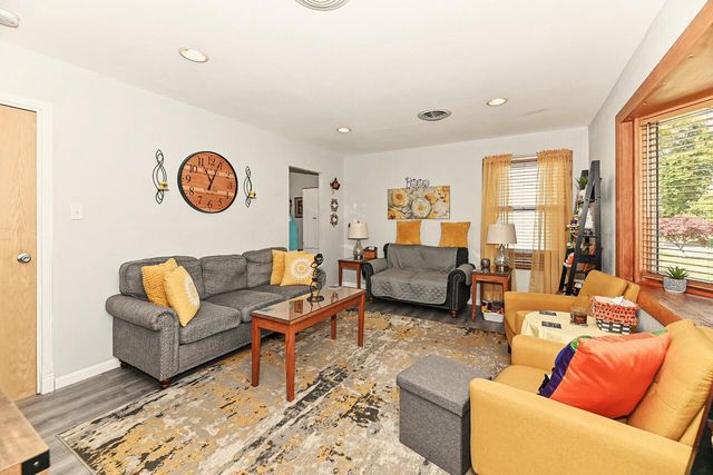 6829 W Kinnickinnic River PARKWAY, Milwaukee, WI 53219