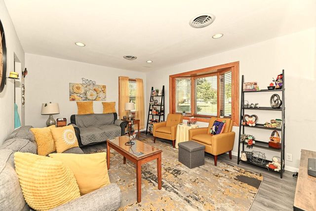 6829 W Kinnickinnic River PARKWAY, Milwaukee, WI 53219