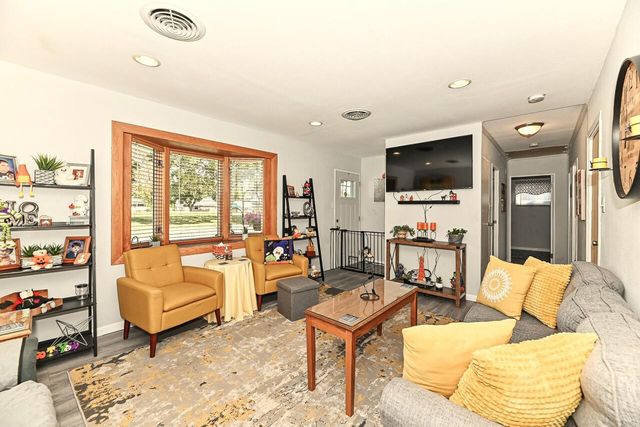 6829 W Kinnickinnic River PARKWAY, Milwaukee, WI 53219