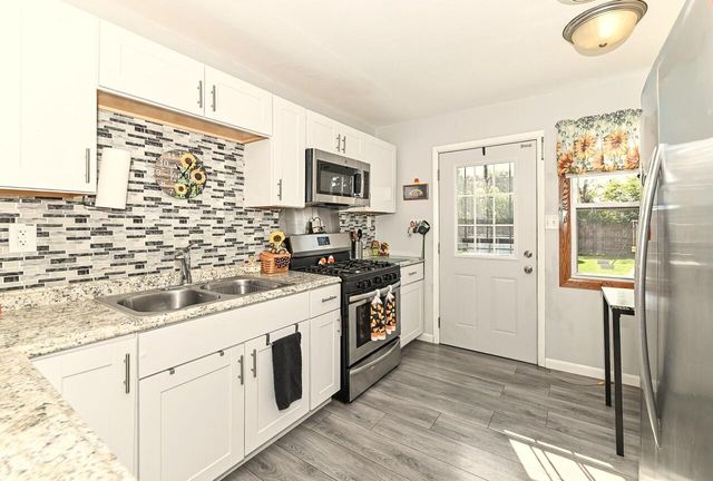 6829 W Kinnickinnic River PARKWAY, Milwaukee, WI 53219