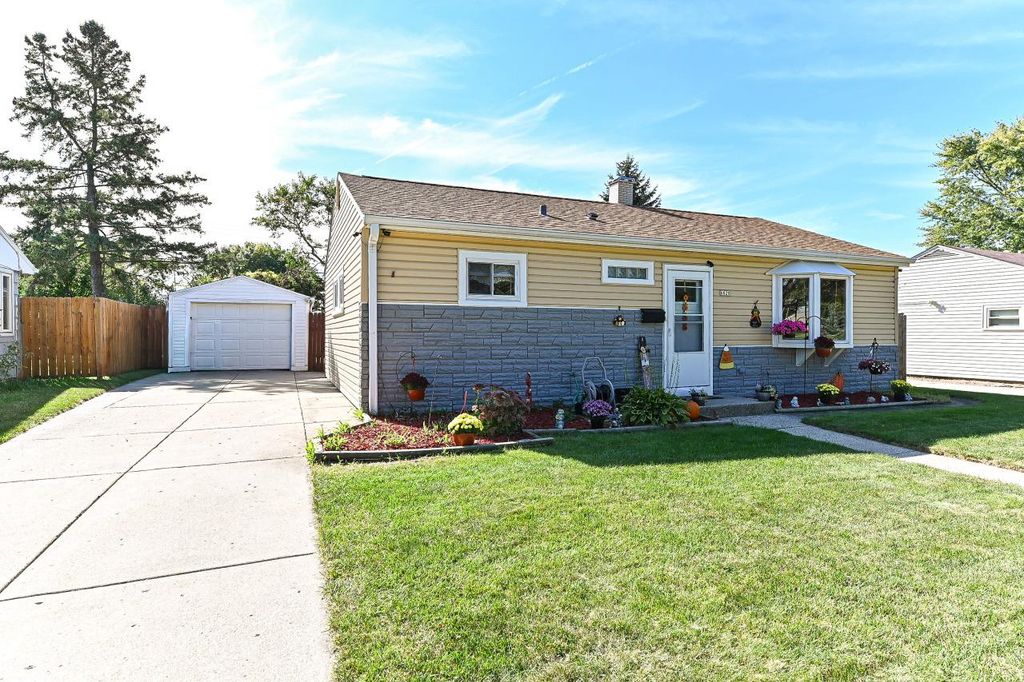 6829 W Kinnickinnic River PARKWAY, Milwaukee, WI 53219