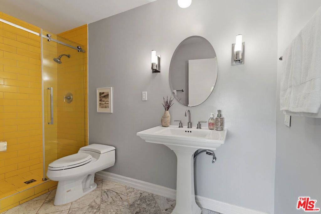 Image 14 of property listing at 958 18th Street 4, Santa Monica, CA 90403