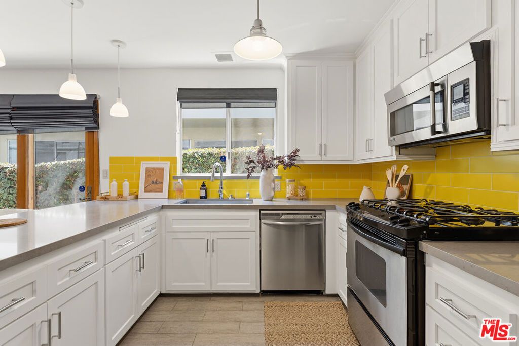 Image 7 of property listing at 958 18th Street 4, Santa Monica, CA 90403