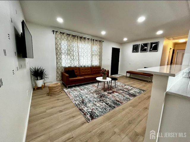85 Woodrow Avenue, Piscataway, NJ 08854