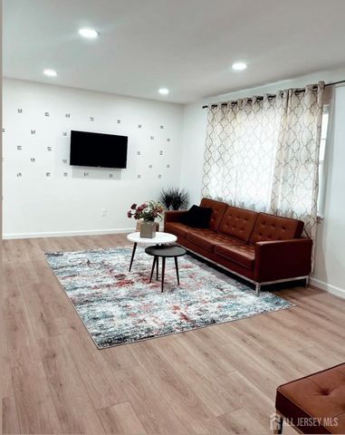 85 Woodrow Avenue, Piscataway, NJ 08854