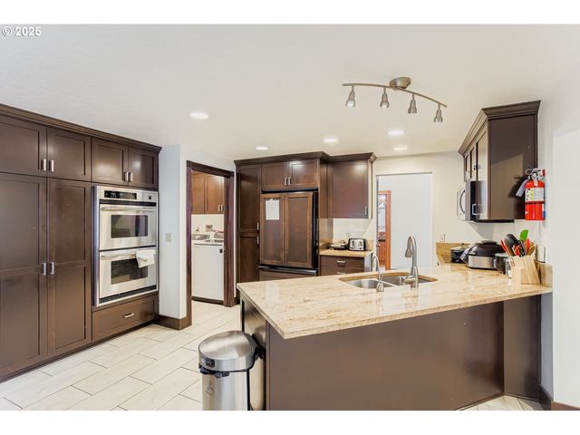 11840 Se TIMBER VALLEY Dr, Happy Valley, OR 97086