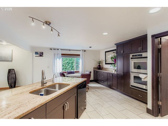 11840 Se TIMBER VALLEY Dr, Happy Valley, OR 97086