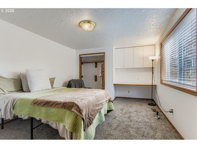 11840 Se TIMBER VALLEY Dr, Happy Valley, OR 97086