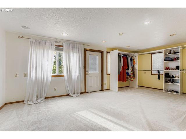 11840 Se TIMBER VALLEY Dr, Happy Valley, OR 97086