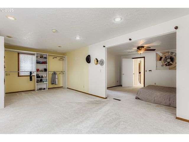 11840 Se TIMBER VALLEY Dr, Happy Valley, OR 97086