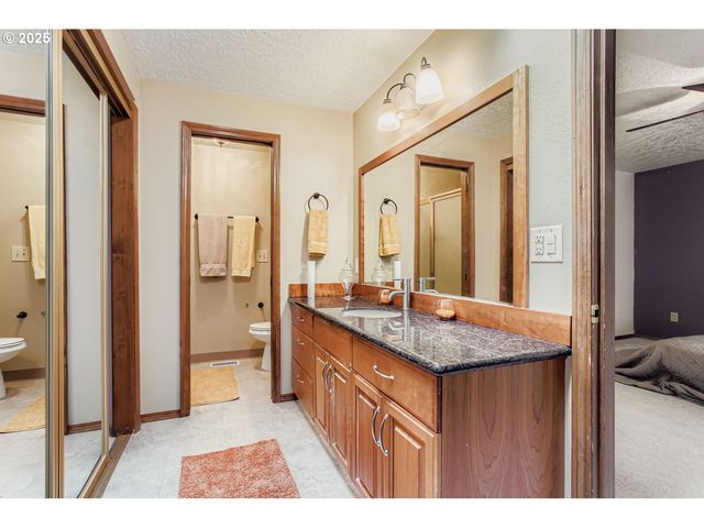 11840 Se TIMBER VALLEY Dr, Happy Valley, OR 97086