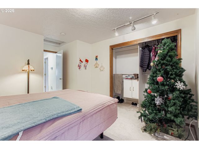 11840 Se TIMBER VALLEY Dr, Happy Valley, OR 97086