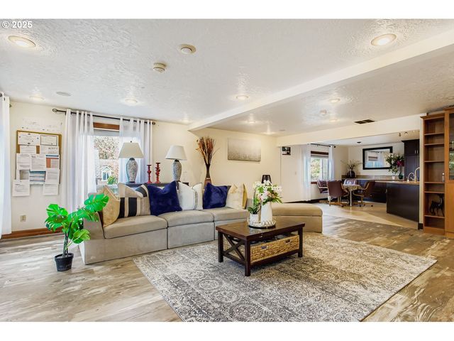 11840 Se TIMBER VALLEY Dr, Happy Valley, OR 97086