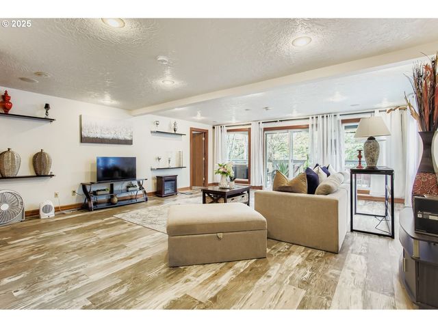 11840 Se TIMBER VALLEY Dr, Happy Valley, OR 97086