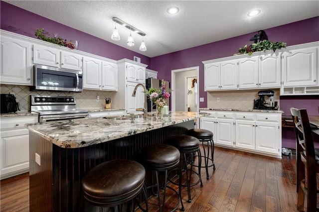 21612 W 61 Street, Shawnee, KS 66218