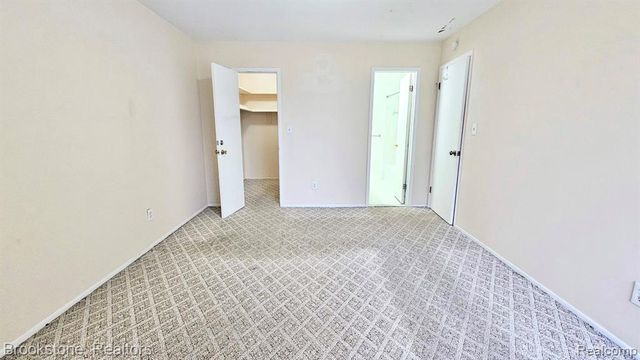 19601 W 12 Mile Road 204, Southfield, MI 48076