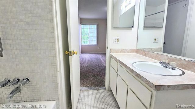 19601 W 12 Mile Road 204, Southfield, MI 48076